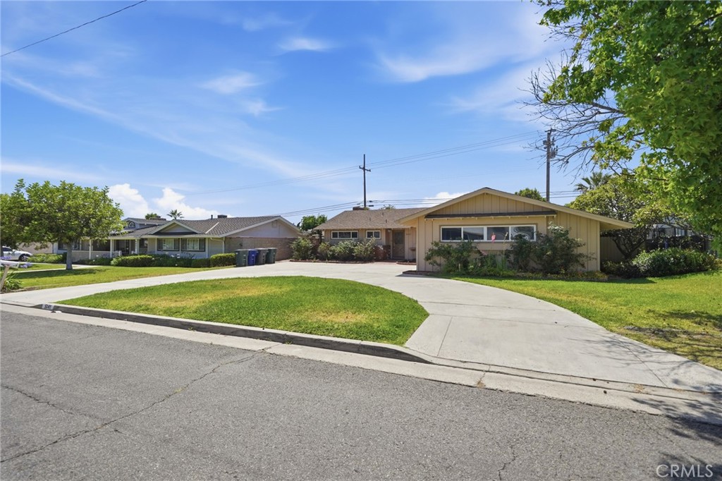 5041 Ridglea Avenue Buena Park, CA 90621 - Photo 51 of 60 CIRCULAR DRIVEWAY
