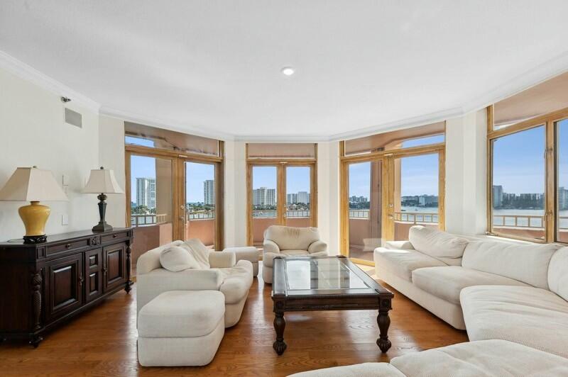 300 Southeast 5th Avenue, Unit 6010 Boca Raton, FL 33432 - Photo 3 of 34 Great room