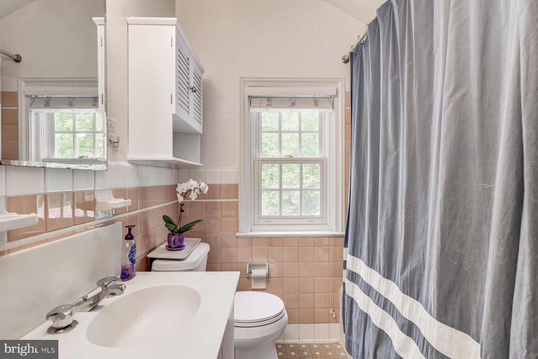 6002 Cobalt Road Bethesda, MD 20816 - Photo 35 of 38 Upstairs hall bath with tub