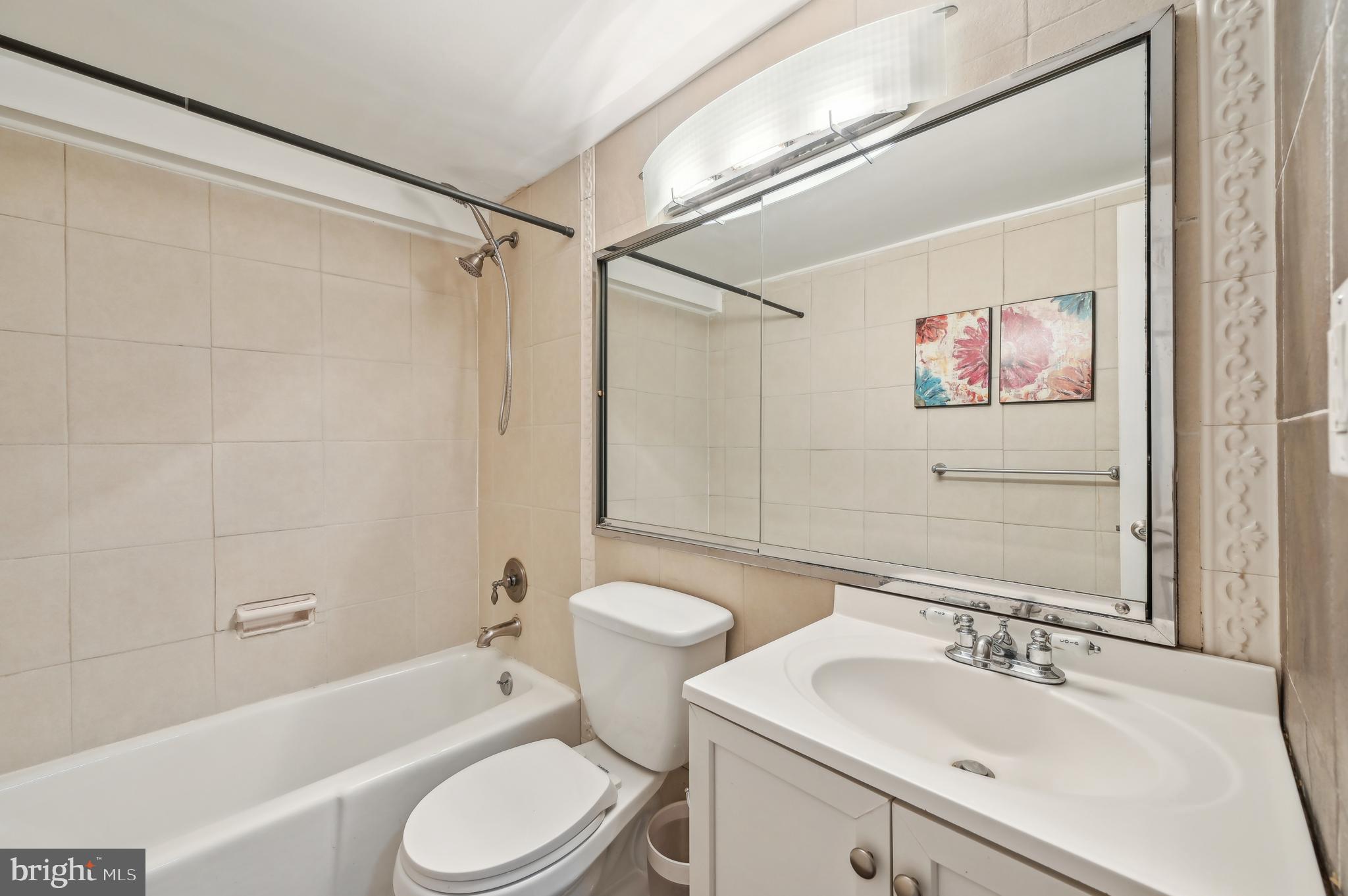 3601 Clarks Lane, Unit 424 Baltimore, MD 21215 - Photo 20 of 38 Bathroom