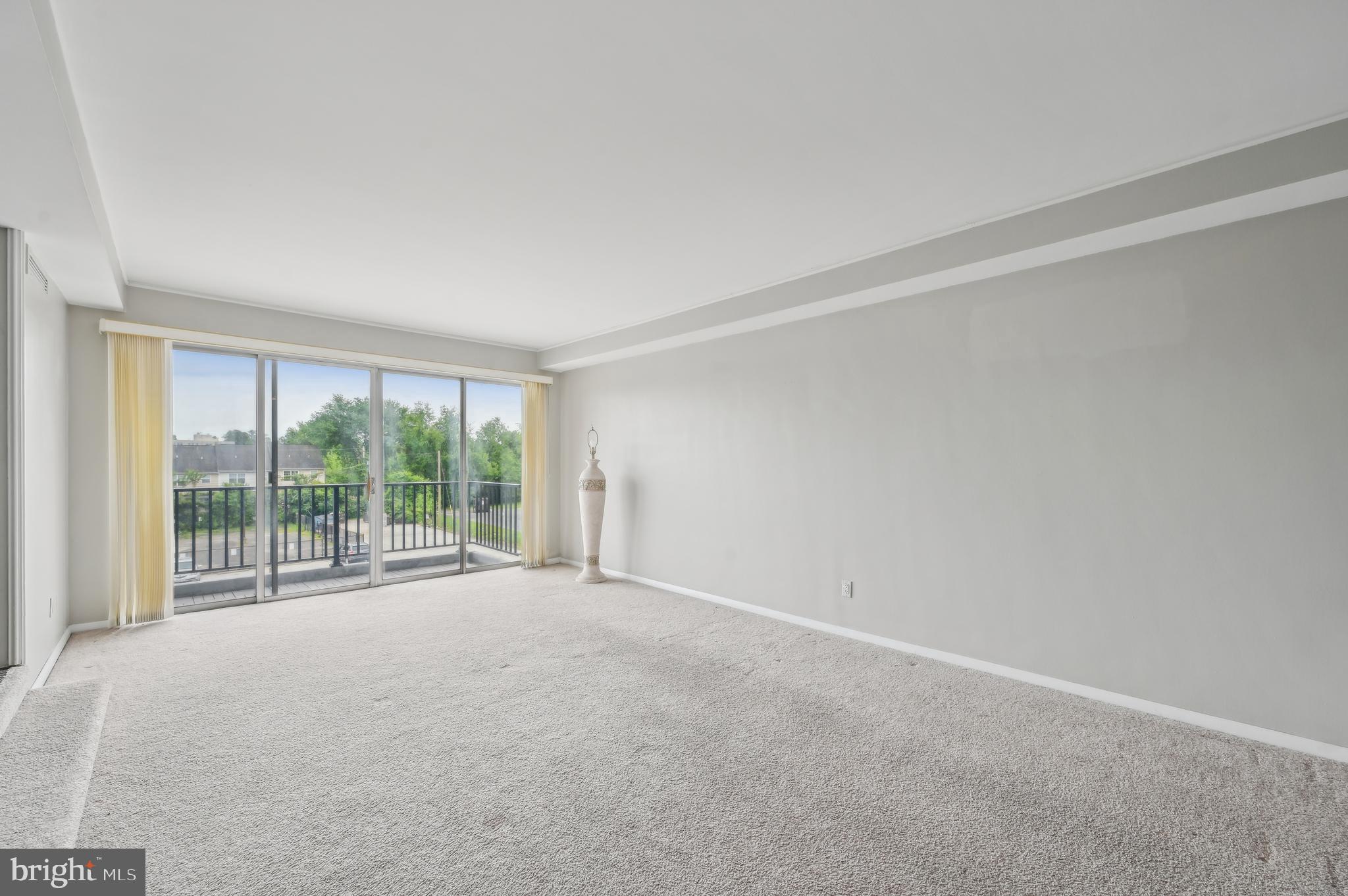 3601 Clarks Lane, Unit 424 Baltimore, MD 21215 - Photo 6 of 38 Living Room