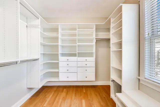 a picture of a bench in a wall