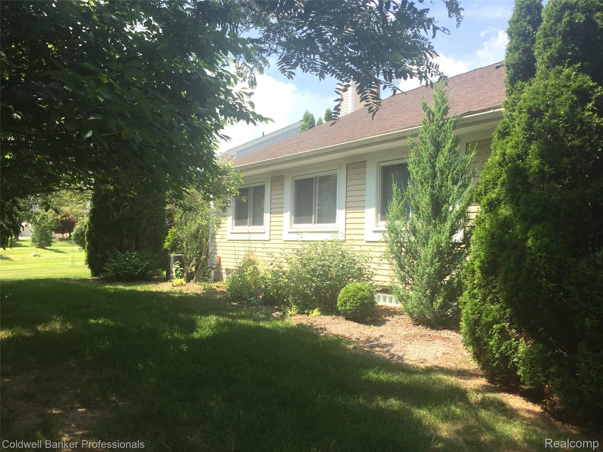 441 Farmridge Court Rochester, MI 48307 - Photo 2 of 15 Farmridge - Rear.JPG