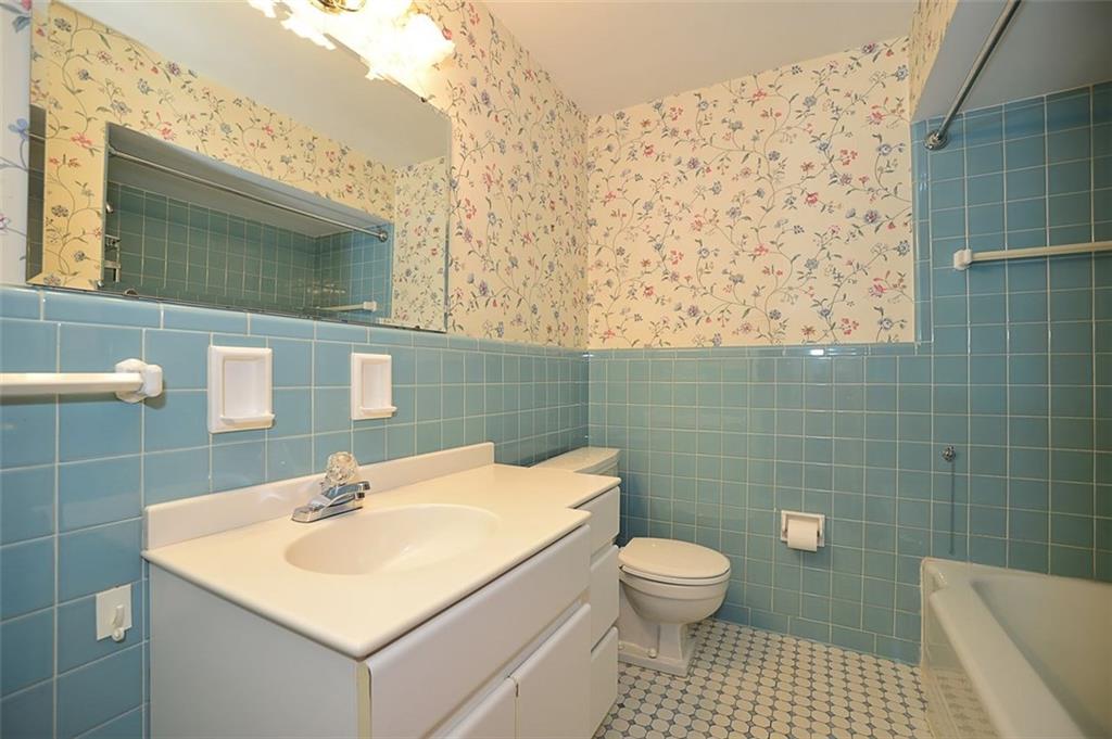 9600 Sheraton Road Pittsburgh, PA 15237 - Photo 12 of 15 Full bathroom.