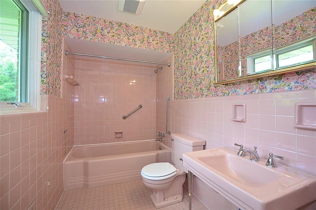 9600 Sheraton Road Pittsburgh, PA 15237 - Photo 9 of 15 Master bathroom
