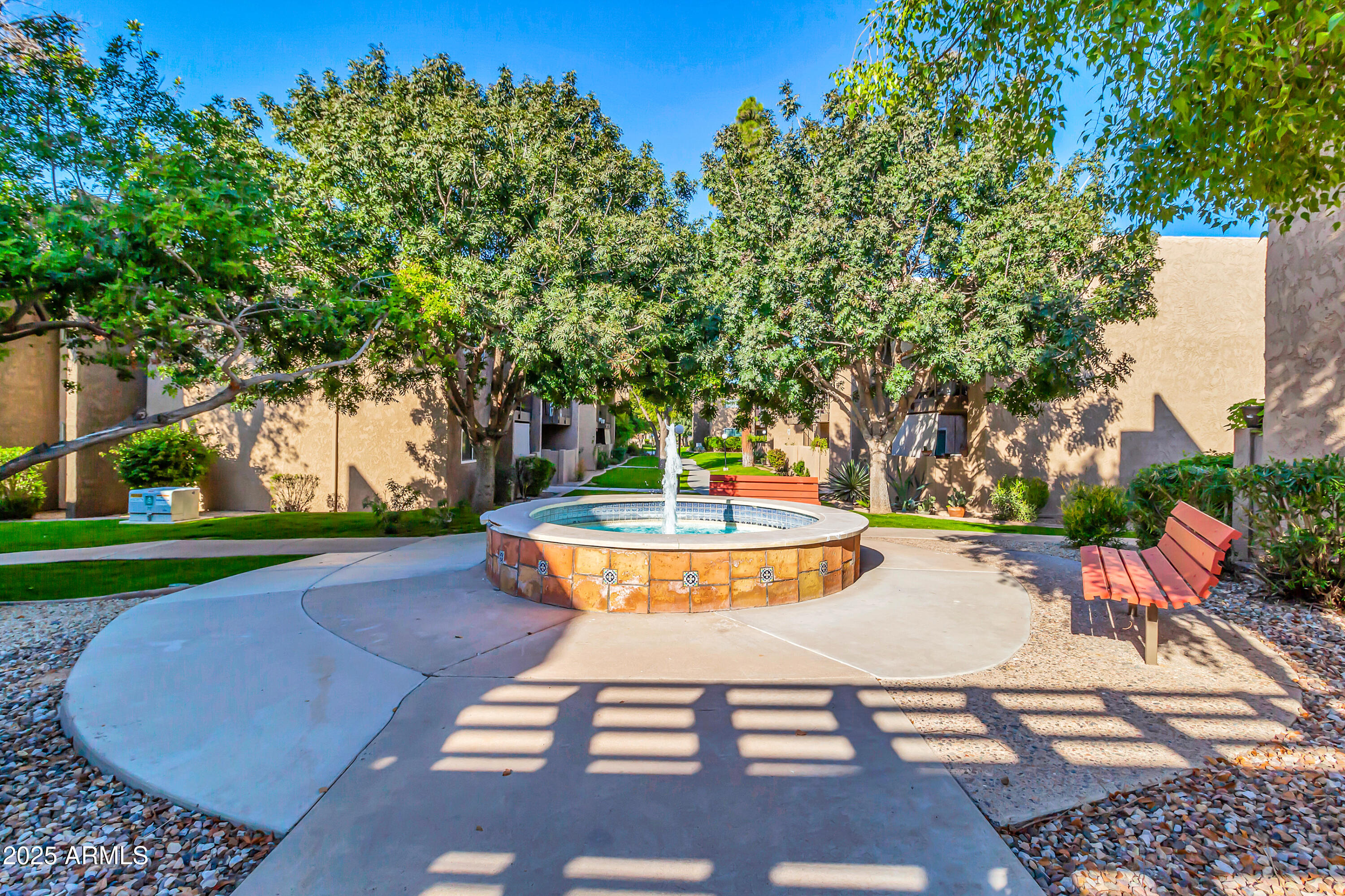5525 East Thomas Road, Unit F9 Phoenix, AZ 85018 - Photo 42 of 48 a backyard of a house with table and chairs