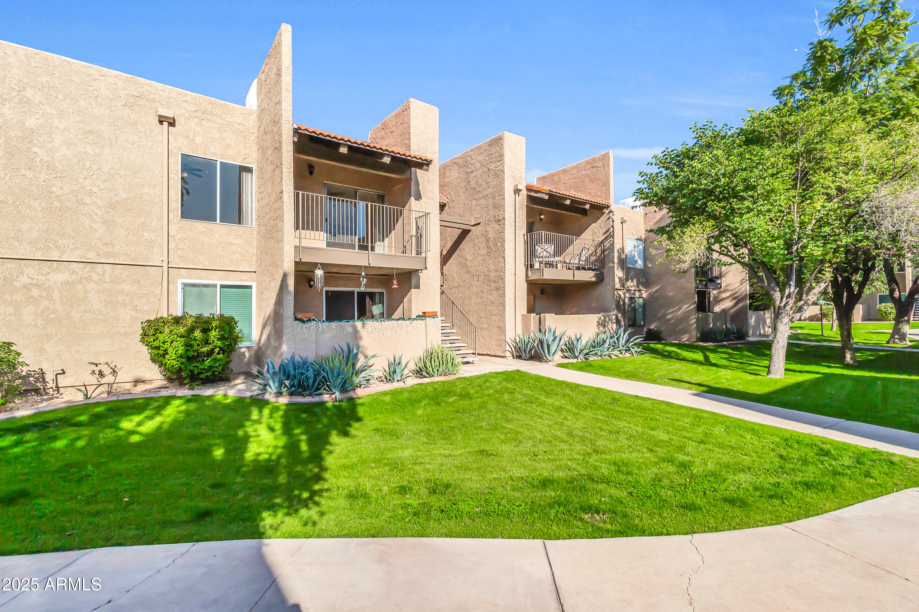 5525 East Thomas Road, Unit F9 Phoenix, AZ 85018 - Photo 5 of 48 a view of an apartment with a backyard