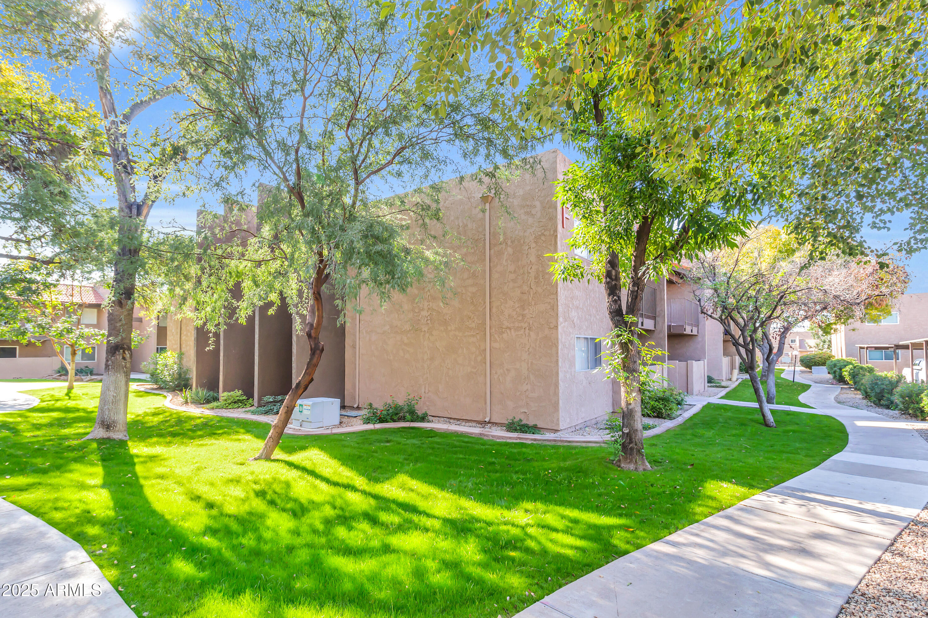 5525 East Thomas Road, Unit F9 Phoenix, AZ 85018 - Photo 8 of 48 a view of a backyard with a garden