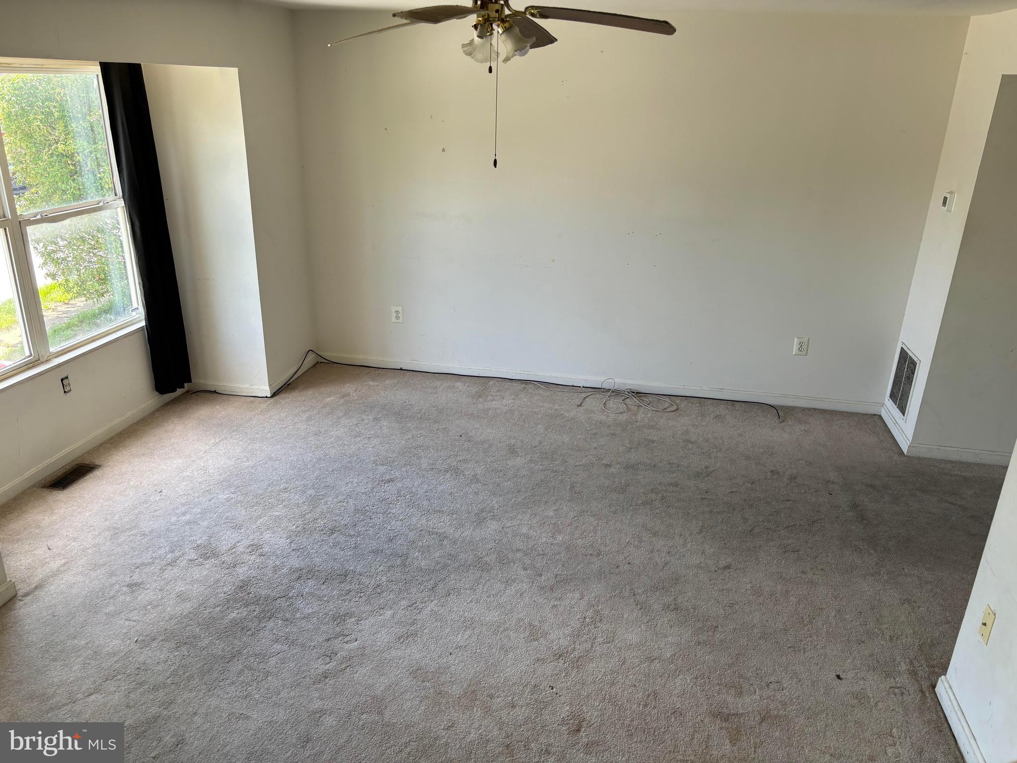 4628 Warren Tree Way Baltimore, MD 21229 - Photo 2 of 19 LIVING ROOM