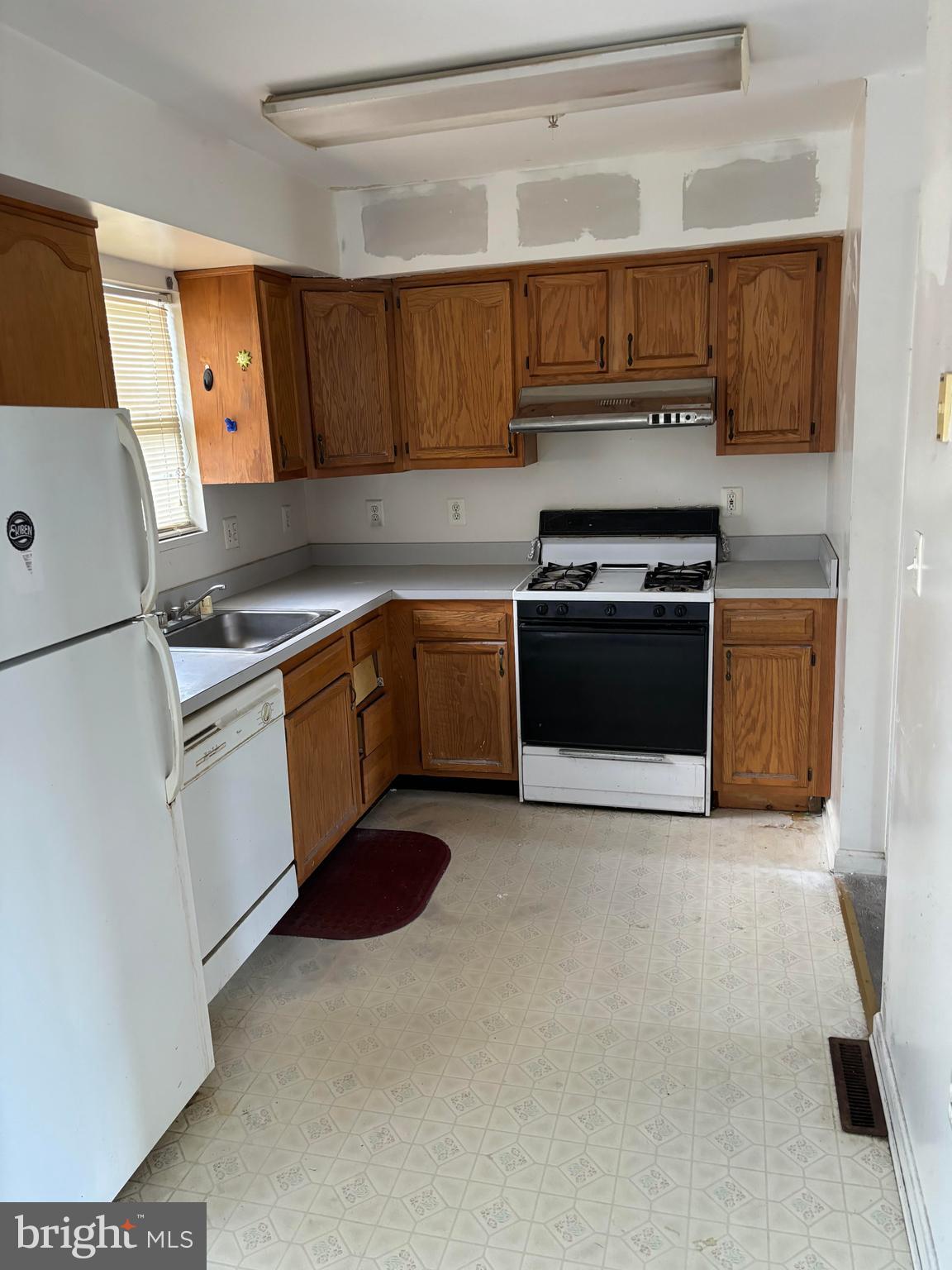 4628 Warren Tree Way Baltimore, MD 21229 - Photo 4 of 19 KITCHEN