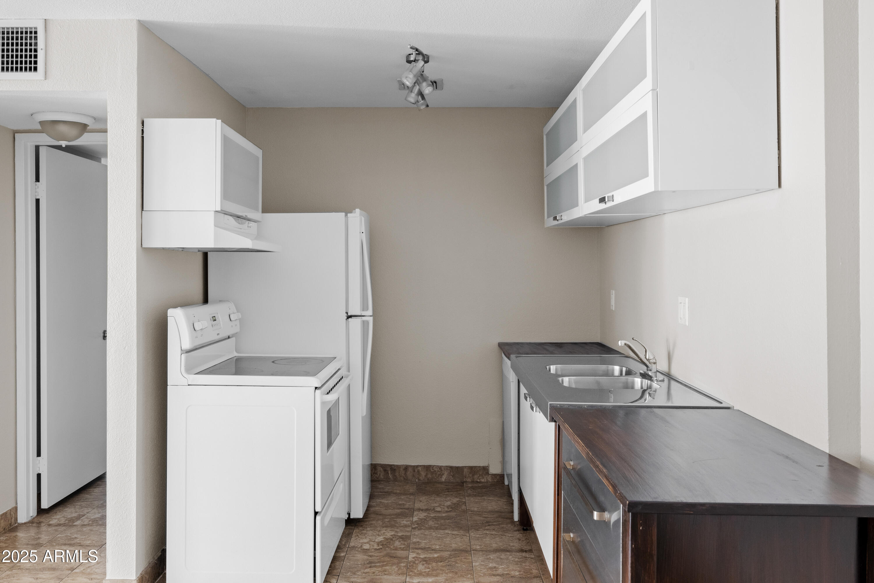 5525 East Thomas Road, Unit R11 Phoenix, AZ 85018 - Photo 1 of 15 Kitchen