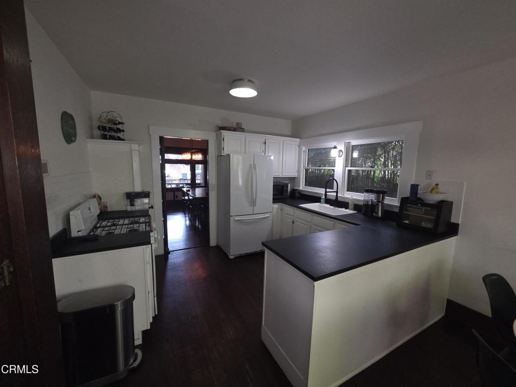 126 North Meridith Avenue Pasadena, CA 91106 - Photo 6 of 31 5 kit