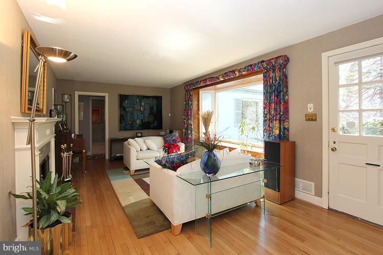6509 Goldsboro Road Bethesda, MD 20817 - Photo 17 of 30 Living Room