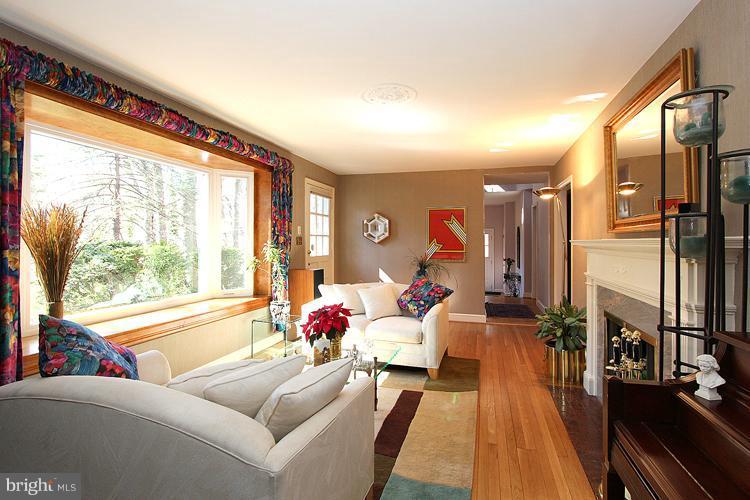 6509 Goldsboro Road Bethesda, MD 20817 - Photo 20 of 30 Living Room