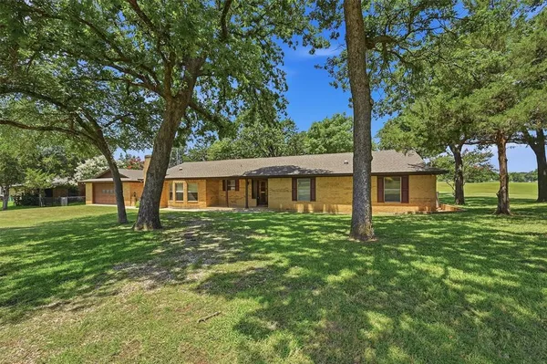 $425,000 | 100 Mohican Trail, Lake Kiowa, TX 76240