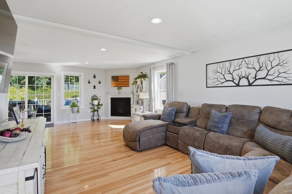176 Southold Road Auburn, MA 01501 - Photo 8 of 36 Gallery Image 8