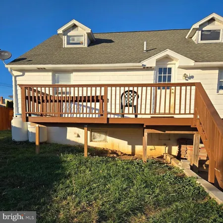 a view of a house with a back yard