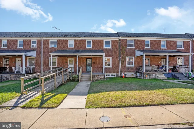 a front view of house with yard
