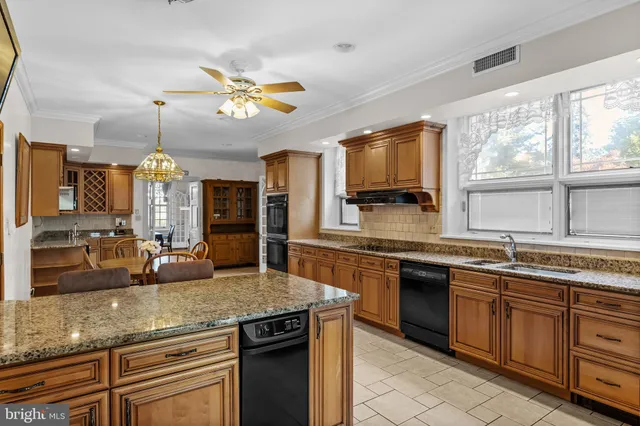 a view of entryway with outdoor area