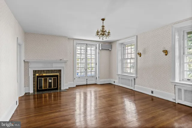 a view of a livingroom with washer and dryer
