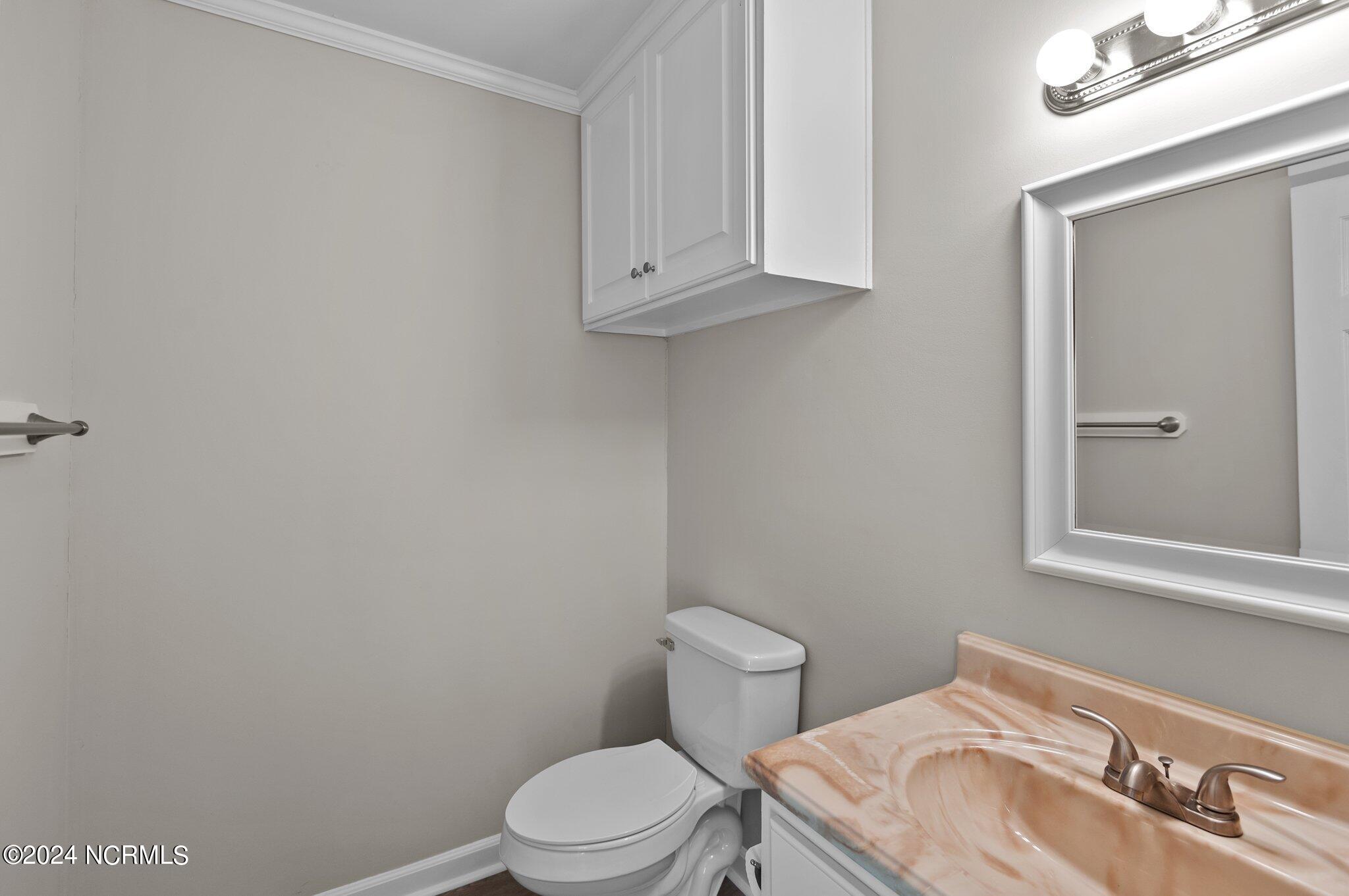 405 Rockledge Road New Bern, NC 28562 - Photo 26 of 35 Half Bathroom