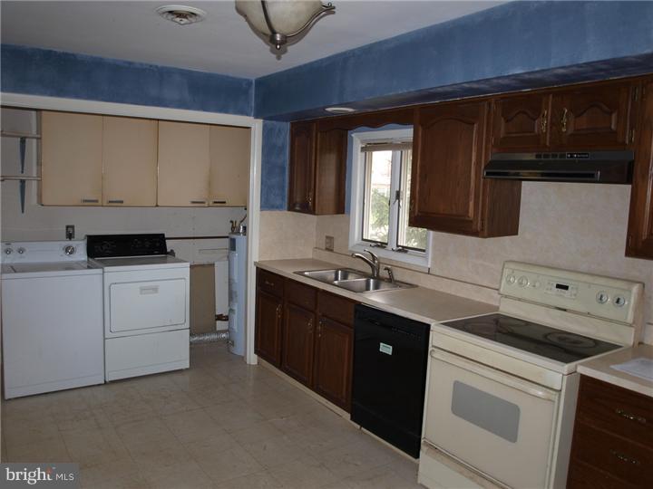 28 Granite Road Levittown, PA 19057 - Photo 5 of 12 Kitchen
