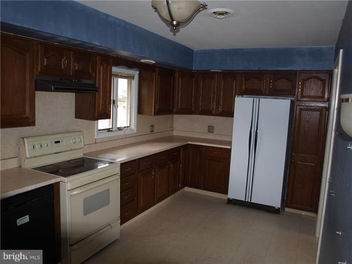 28 Granite Road Levittown, PA 19057 - Photo 7 of 12 Kitchen