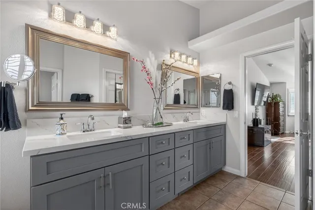 a en suite bathroom with double vanity sinks and a mirror