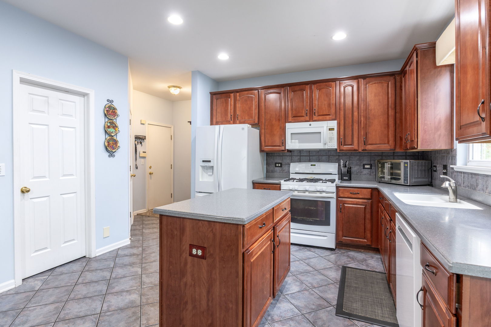 2566 Rourke Drive Aurora, IL 60503 - Photo 3 of 33