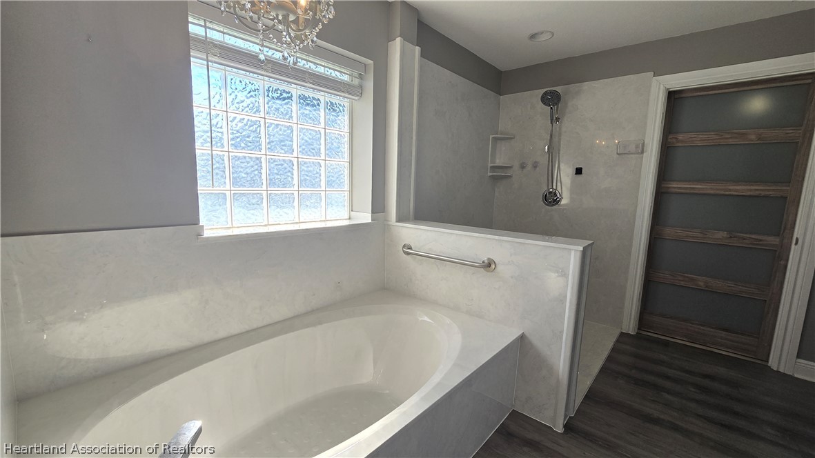 808 Spring Lake Boulevard Sebring, FL 33876 - Photo 13 of 38 a bathroom with a bathtub and a shower