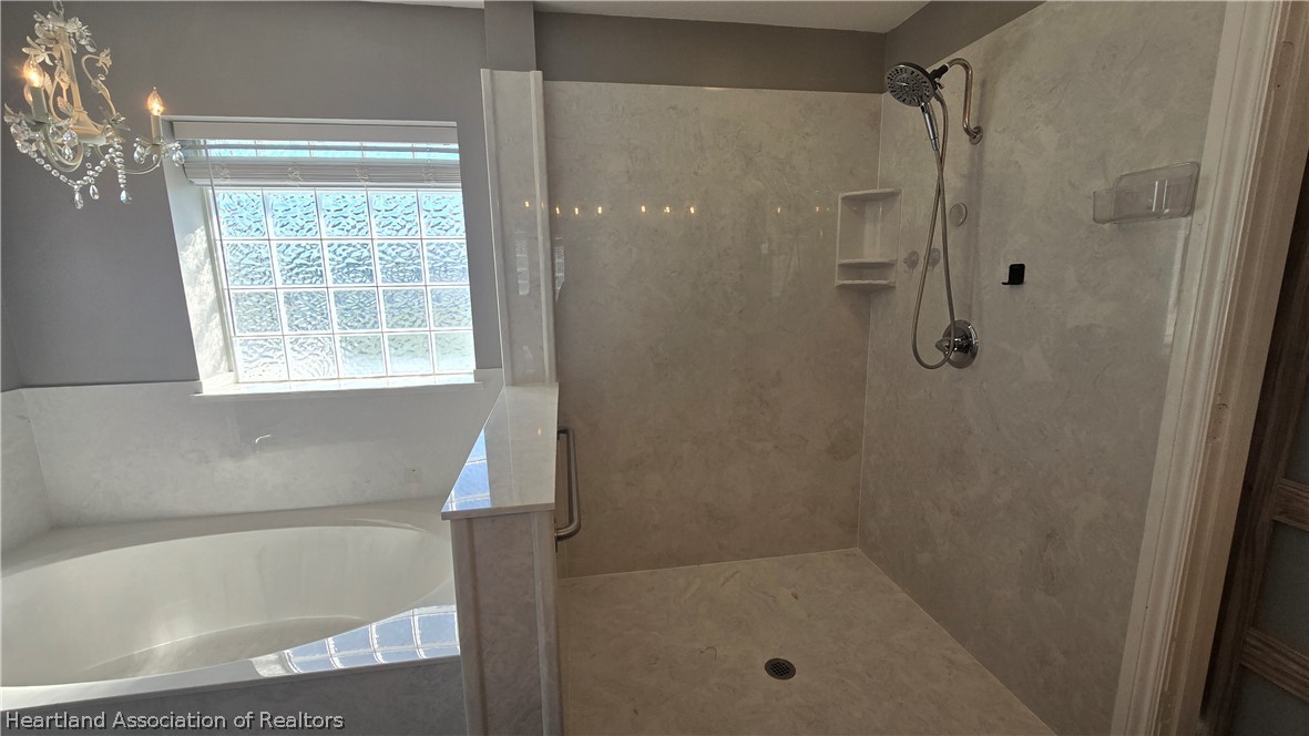 808 Spring Lake Boulevard Sebring, FL 33876 - Photo 15 of 38 a bathroom with a bathtub
