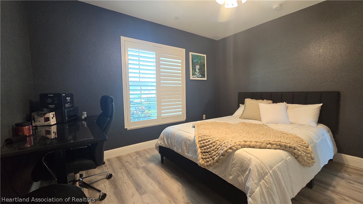 808 Spring Lake Boulevard Sebring, FL 33876 - Photo 23 of 38 a bed sitting in a bedroom next to a window
