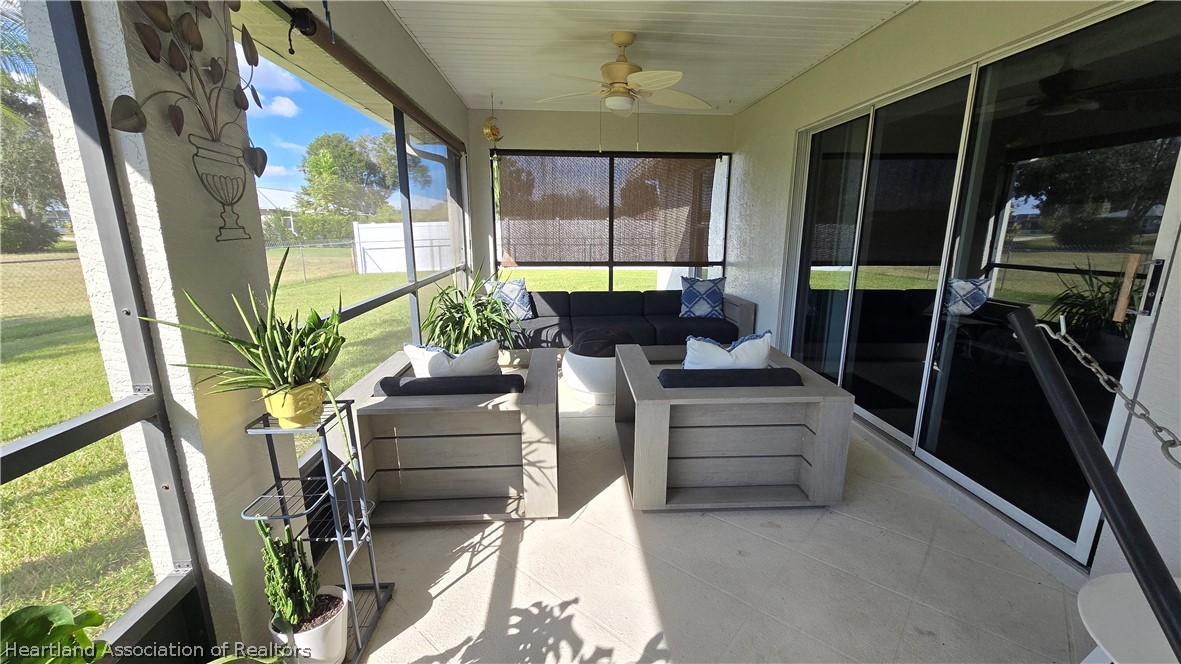 808 Spring Lake Boulevard Sebring, FL 33876 - Photo 27 of 38 a living room with furniture