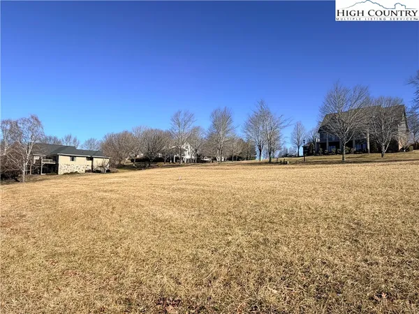 a view of a yard with a building