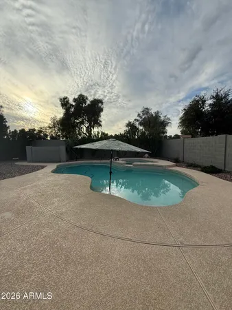 a view of a backyard