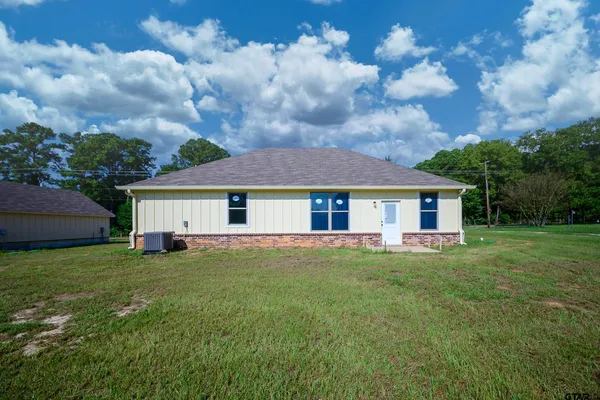 a view of house with garden