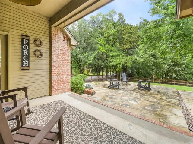 a view of a house with backyard