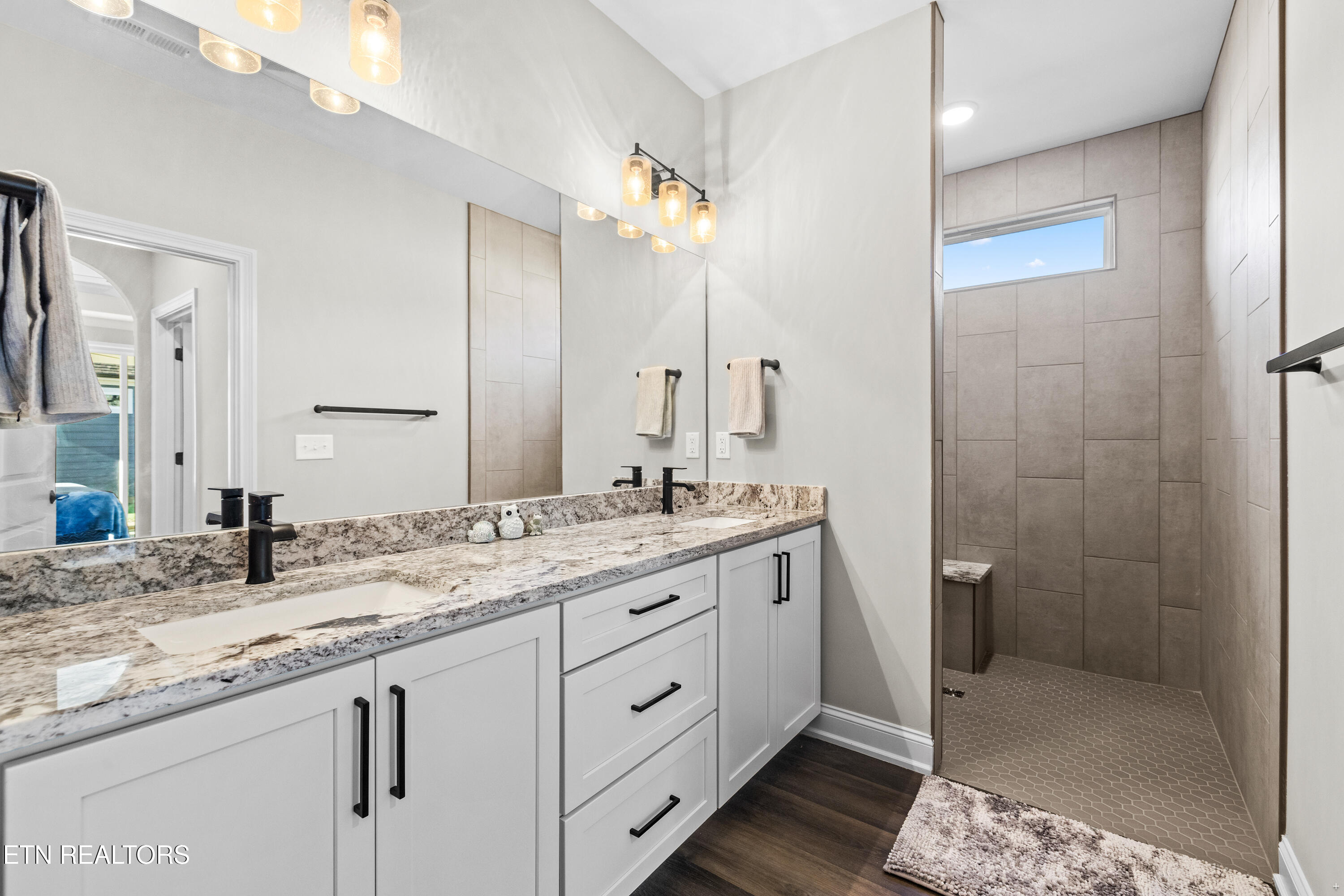 511 Chestnut Place Loudon, TN 37774 - Photo 11 of 23 Owners Bath