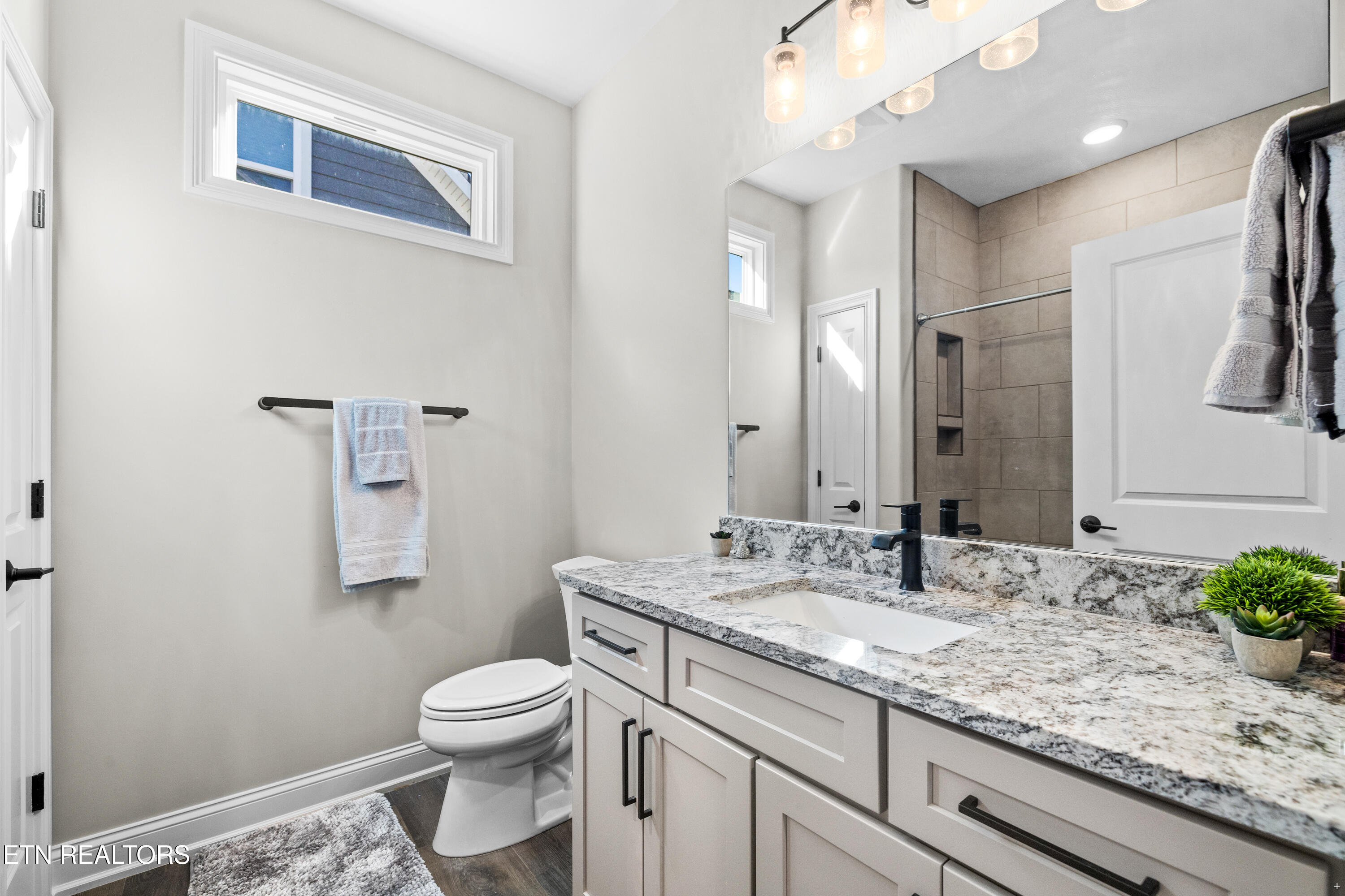 511 Chestnut Place Loudon, TN 37774 - Photo 13 of 23 Guest Bath