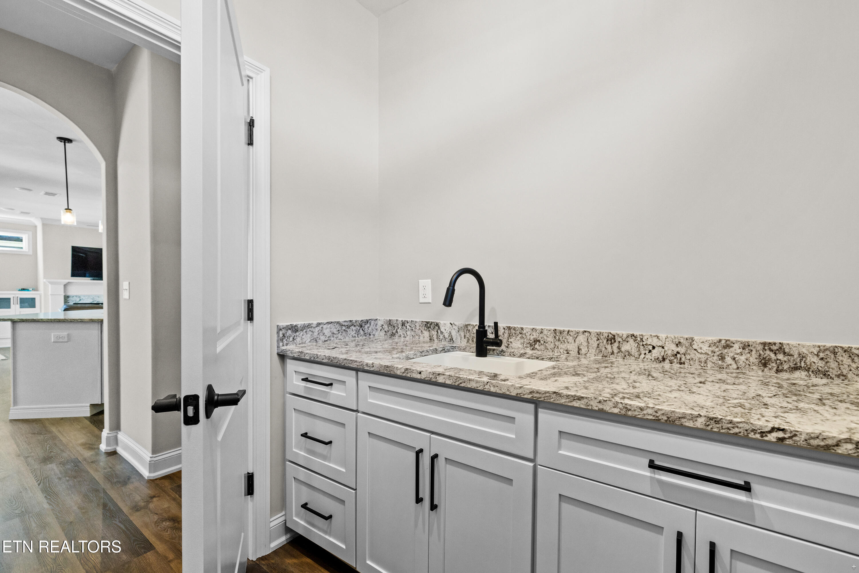 511 Chestnut Place Loudon, TN 37774 - Photo 17 of 23 Laundry Room