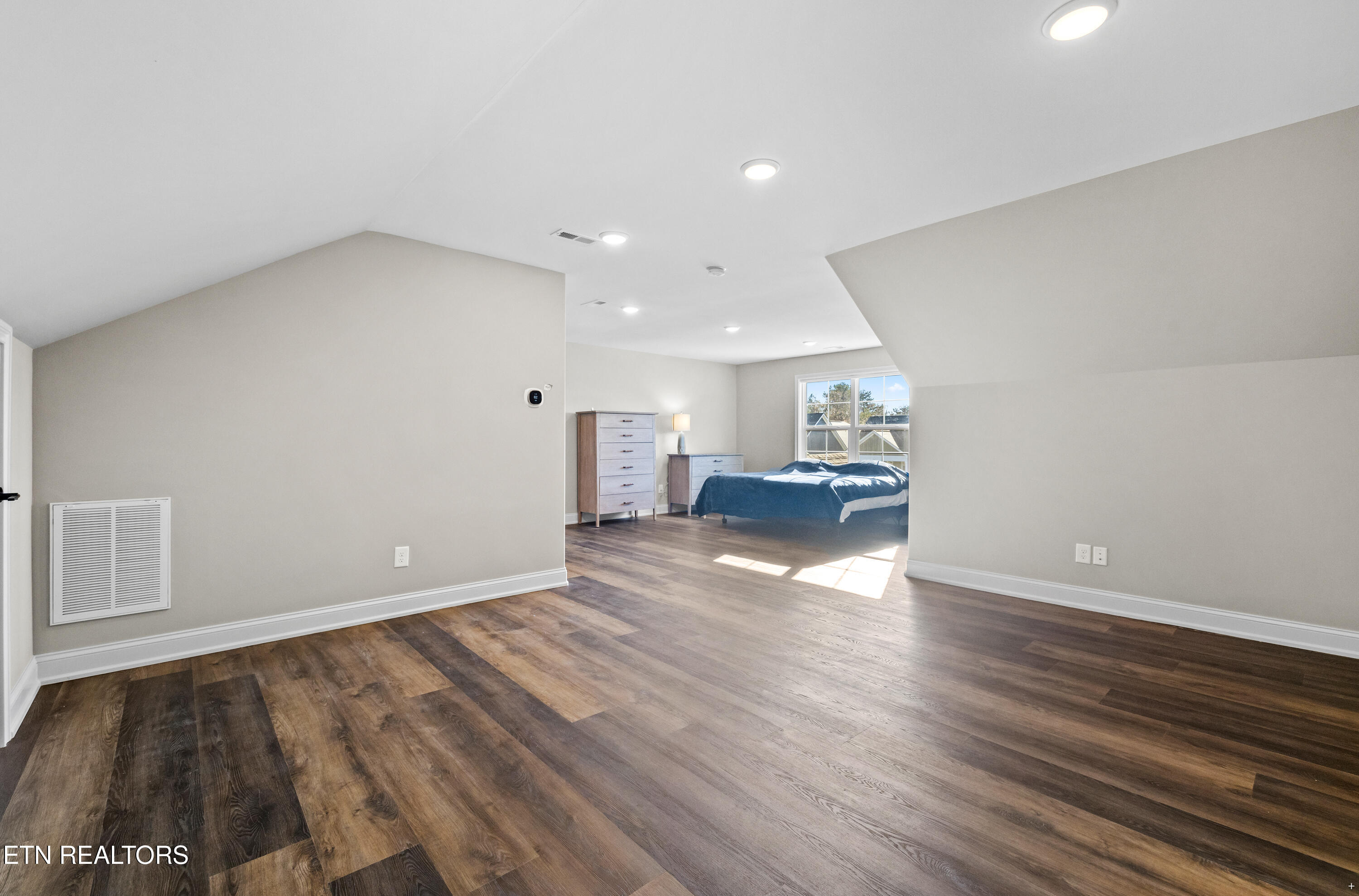 511 Chestnut Place Loudon, TN 37774 - Photo 18 of 23 Upstairs Suite Area