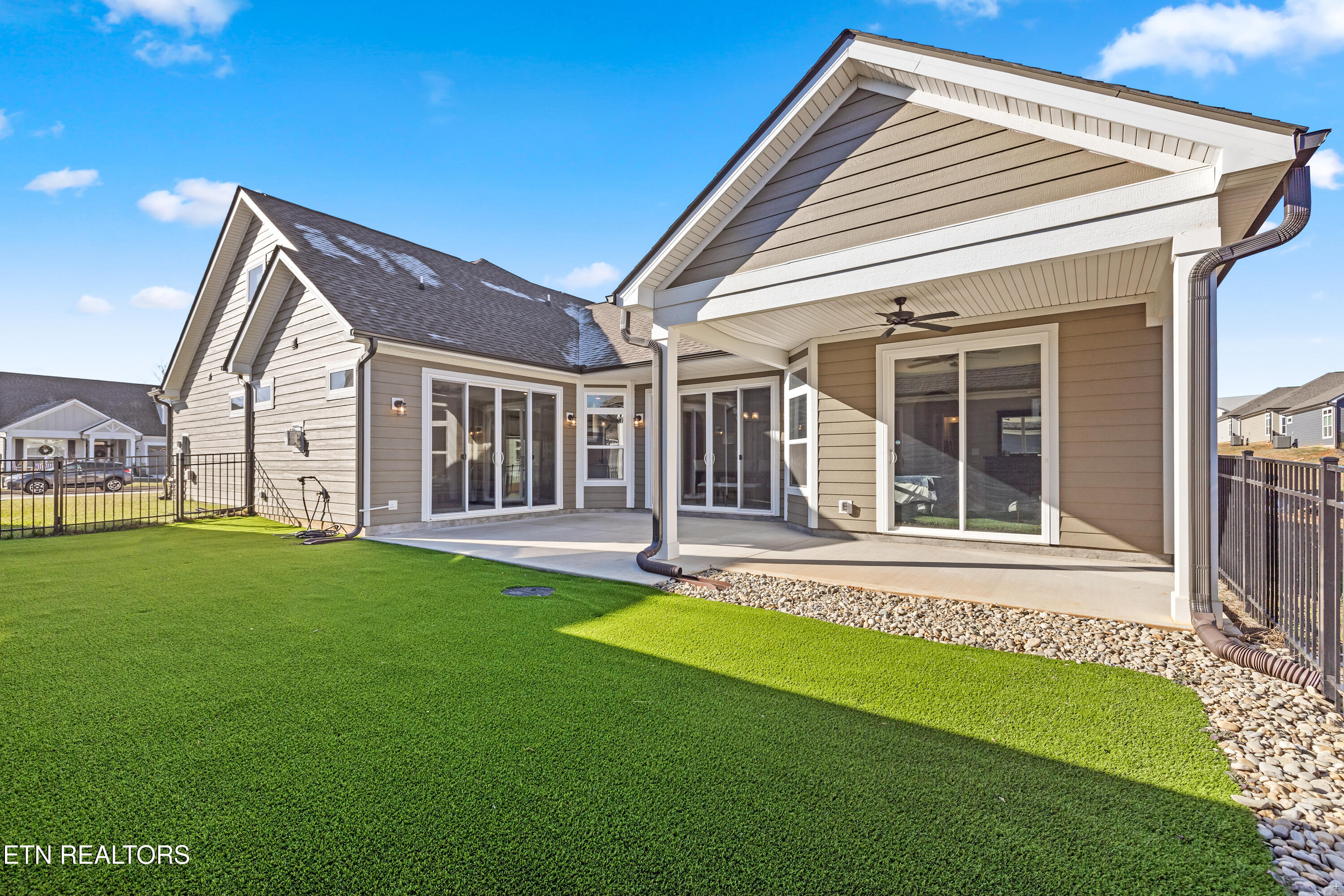 511 Chestnut Place Loudon, TN 37774 - Photo 23 of 23 Courtyard