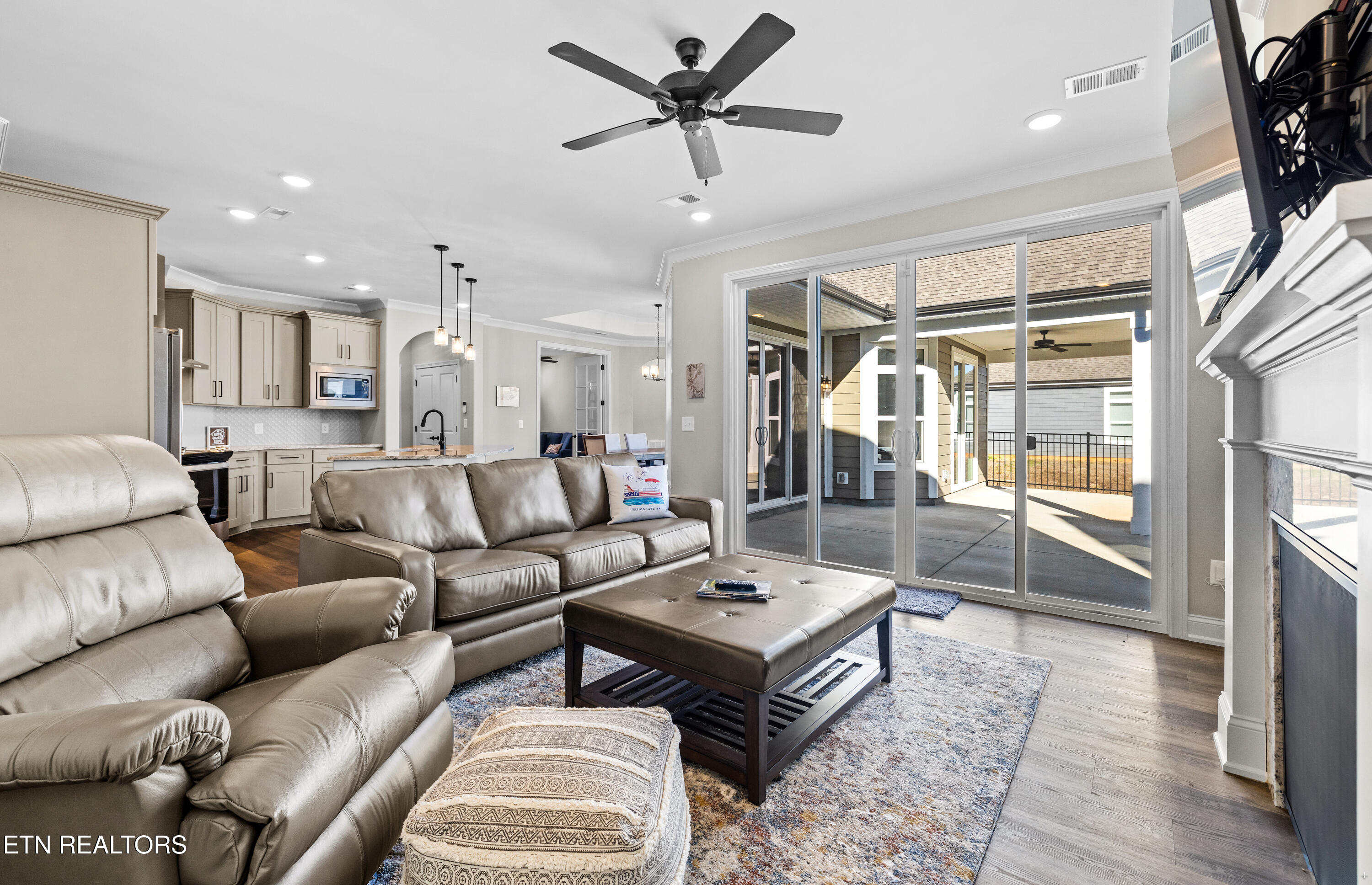 511 Chestnut Place Loudon, TN 37774 - Photo 8 of 23 Living Room