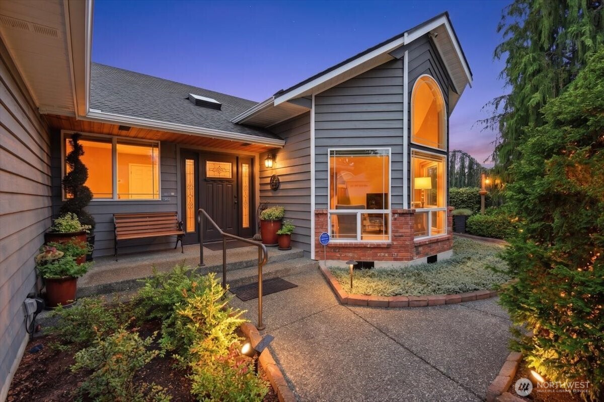 1123 Southwest Kalama Loop Oak Harbor, WA 98277 - Photo 2 of 34