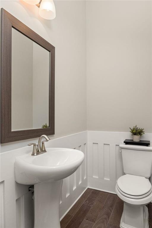4751 Roswell Road Atlanta, GA 30342 - Photo 15 of 36 a bathroom with a sink and a toilet