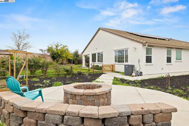 a view of a back yard