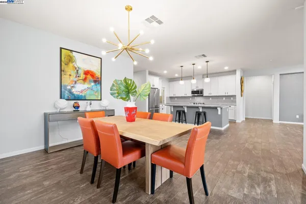 a view of a back yard