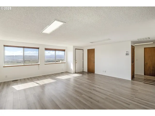 $395,000 | 8415-8417 Highway 14, Dallesport, WA 98617