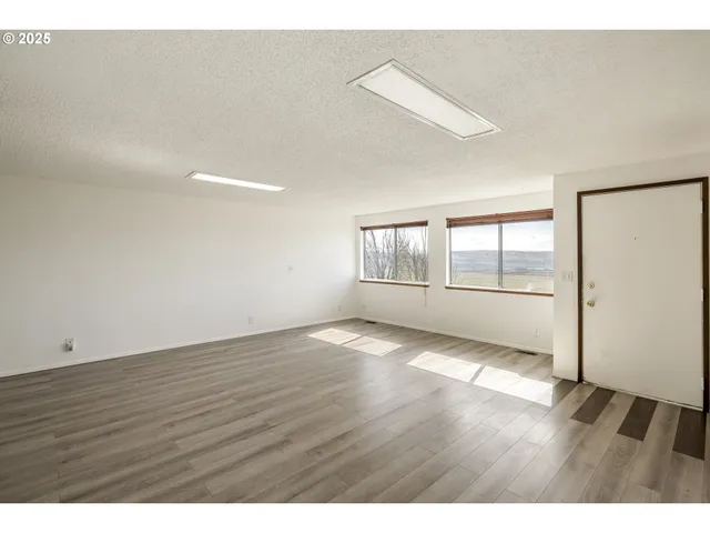 $395,000 | 8415-8417 Highway 14, Dallesport, WA 98617