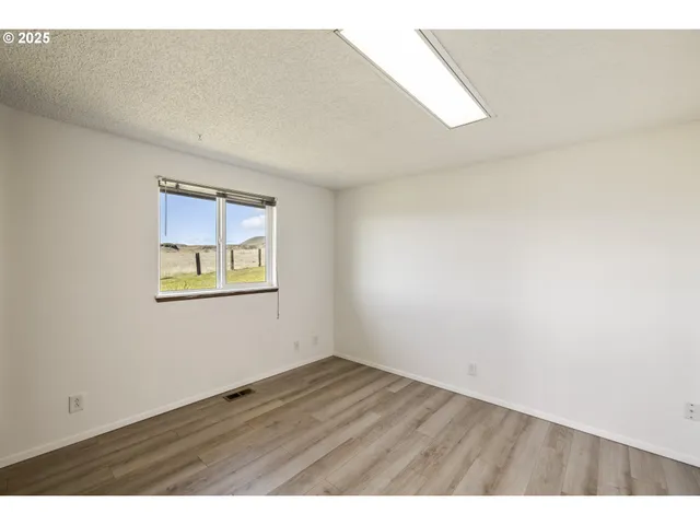 $395,000 | 8415-8417 Highway 14, Dallesport, WA 98617